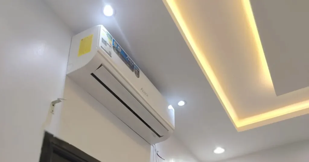 تركيب مكيف سبليت: تثبيت الوحدة الداخلية فوق الباب داخل شقة بالرياض