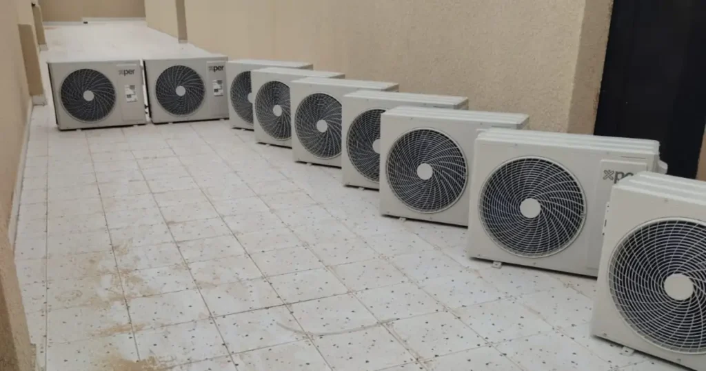 فك وتركيب مكيف سبليت: وحدات خارجية مركبة بترتيب على سطح مبنى سكني بالرياض
